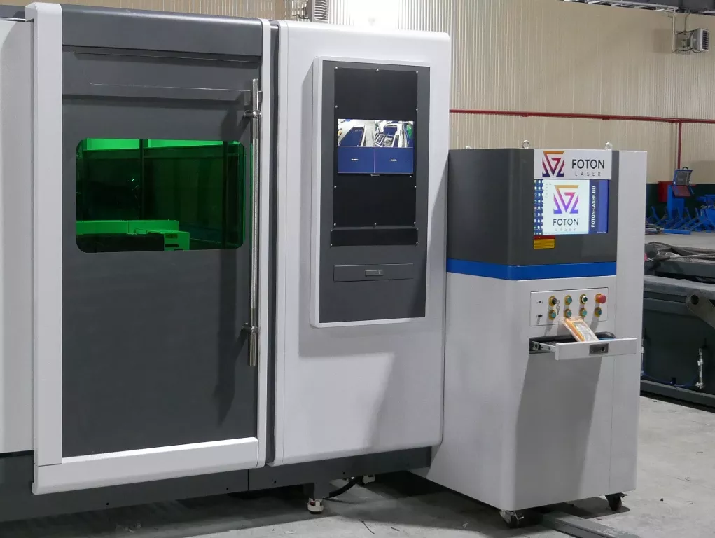 FL-L1530FHR-6000-D350-Raycus Лазерный станок для резки листового металла и труб с кабинетной защитой