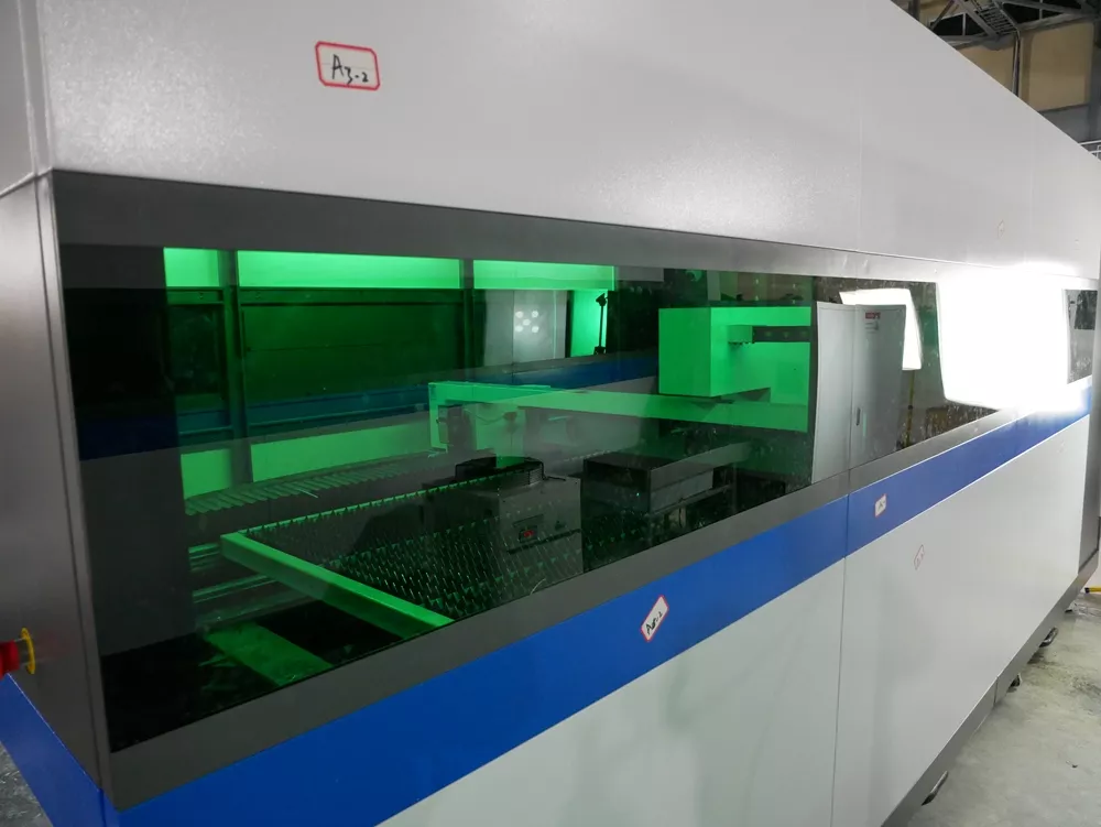 FL-L1560FHR-10000-D220-IPG Лазерный станок для резки листового металла и труб с кабинетной защитой