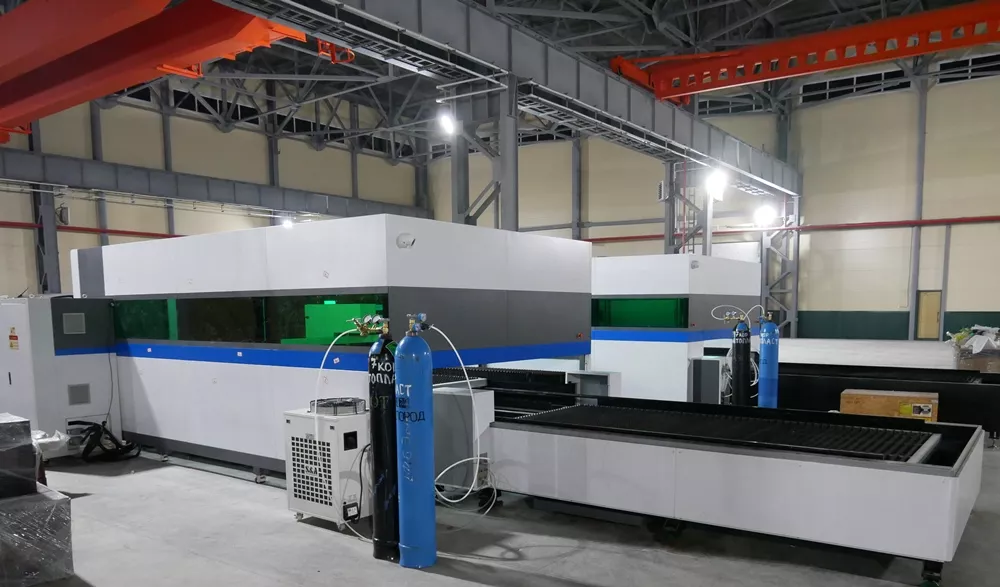 FL-L1560FHE-1500-IPG Лазерный станок для резки листового металла с кабинетной защитой и сменным столом