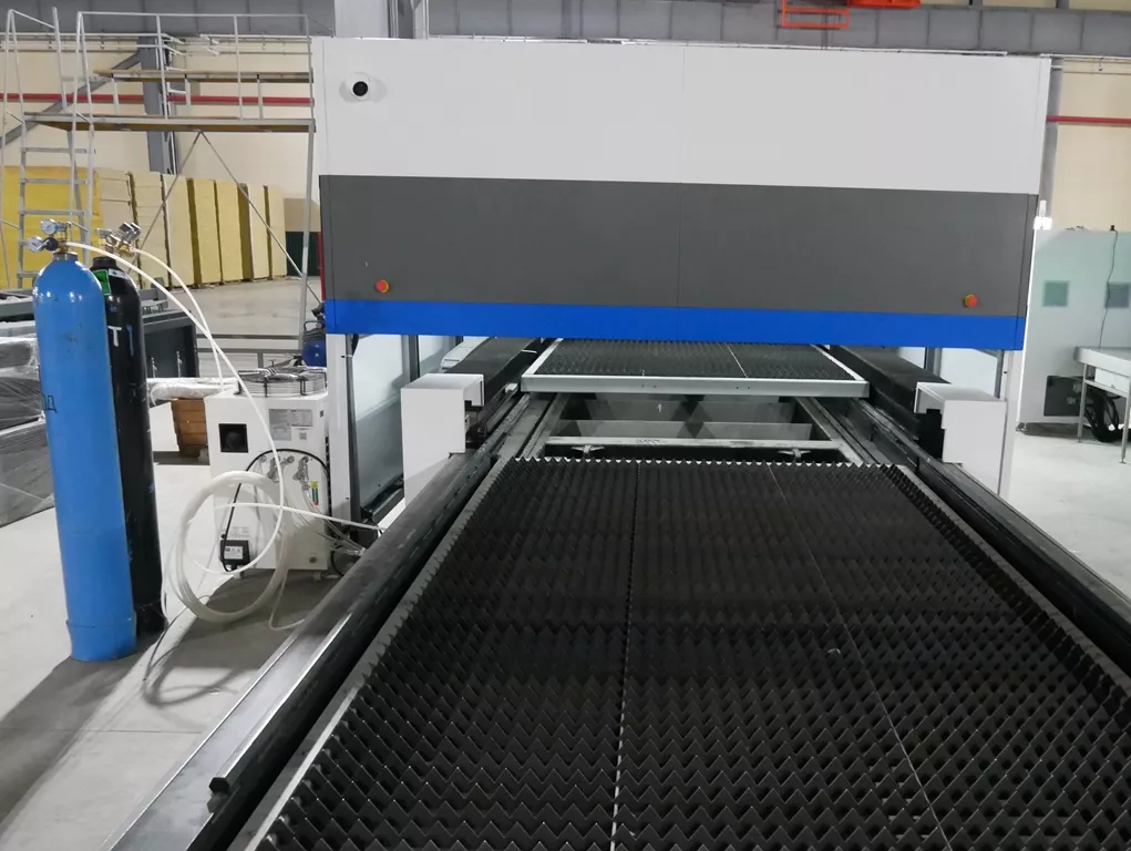 FL-L1530FEHR-1500-D220-IPG Лазерный станок для резки листового металла и труб со сменным столом и кабинетной защитой