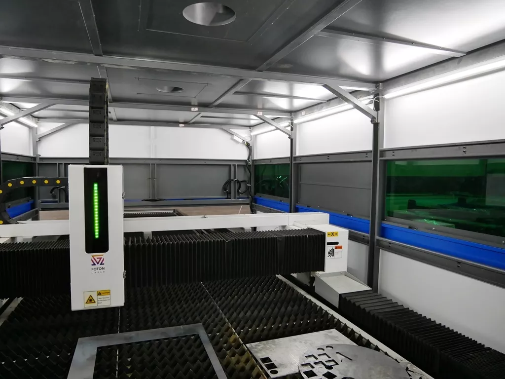 FL-L1560FHR-10000-D350-Raycus Лазерный станок для резки листового металла и труб с кабинетной защитой