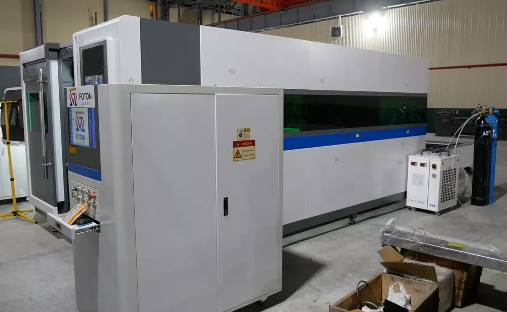 FL-L1560FH-8000-IPG Станок лазерной резки с ЧПУ для листового металла с кабинетной защитой