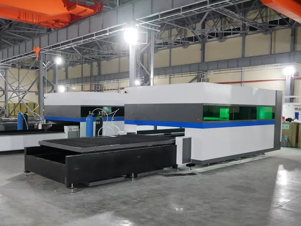 FL-L2060FHE-6000-IPG Лазерный станок для резки листового металла с кабинетной защитой и сменным столом
