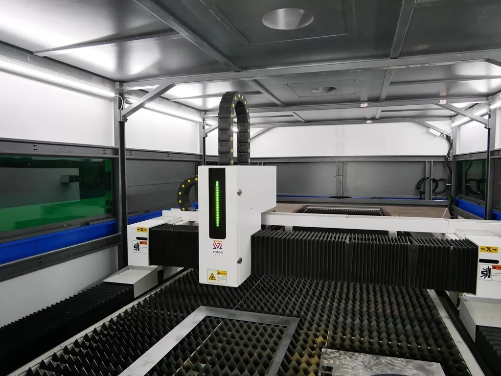 FL-L2040FHR-3000-D220-Raycus Лазерный станок для резки листового металла и труб с кабинетной защитой